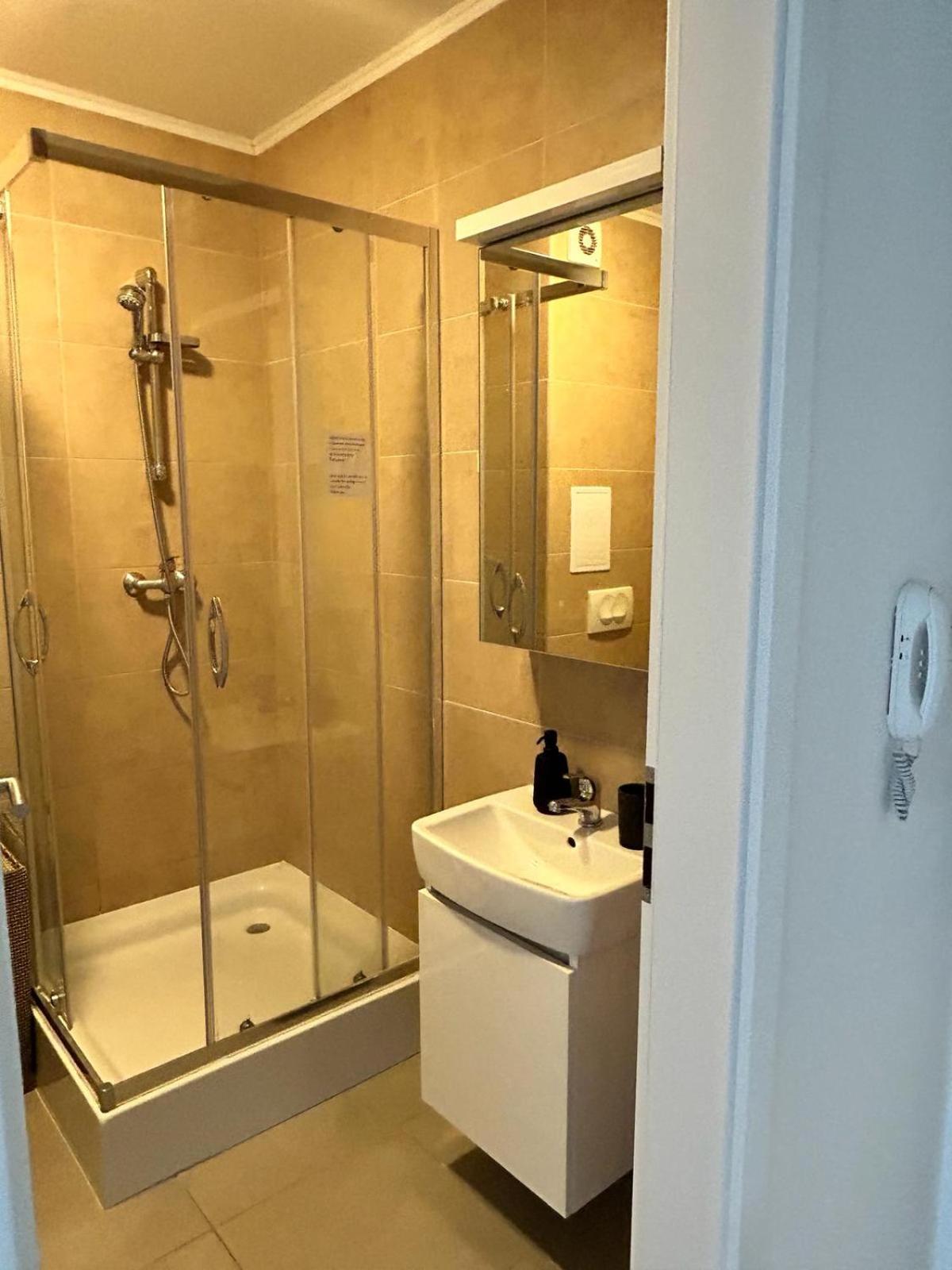 Krasny Utulny Byt S Balkonom A Parkovanim! Bratislava Exteriör bild